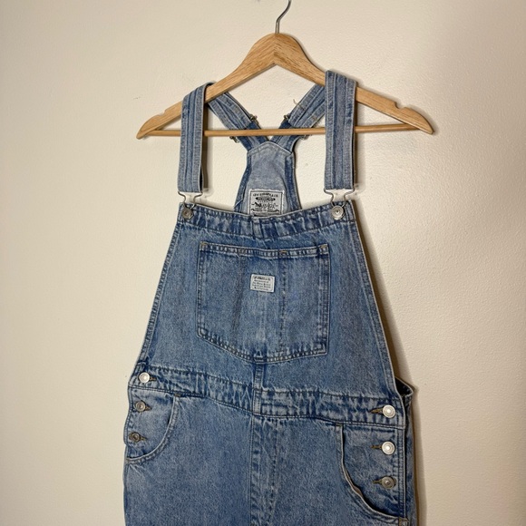 Levi’s Vintage Women’s Overalls in relaxed light wash denim size large - Picture 7 of 12